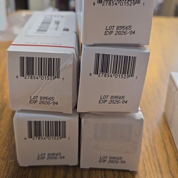 EltaMD UV Clear DEEP Tinted Prone to Acne skin - Picture 4 of 6